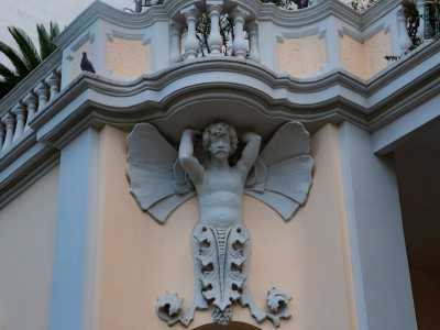 ...eleganti e imponenti figure alate